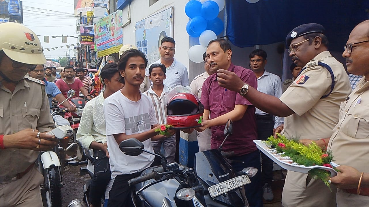 ডায়মন্ড হারবার পুলিশ জেলার পক্ষ থেকে “সেভ ড্রাইভ,সেভ লাইফ” কর্মসূচি