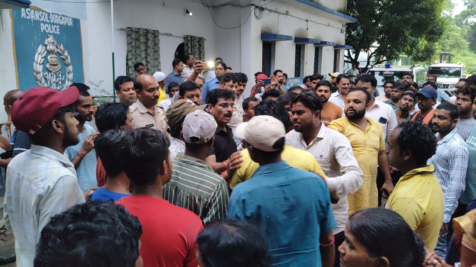 নিয়ামতপুরে পুলিশের লাঠিচার্জ, চাকরির দাবিতে মহিলাদের বিক্ষোভ নিয়ামতপুরে পুলিশের লাঠিচার্জ, চাকরির দাবিতে মহিলাদের বিক্ষোভ
