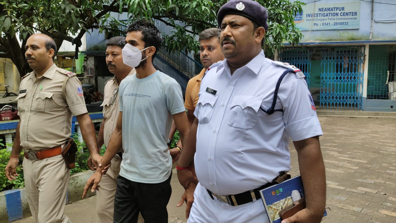 এথোড়া রোডে গলাকাটা খুনের মূল অভিযুক্ত গ্রেফতার, পুলিশের তৎপরতায় রহস্য উন্মোচন এথোড়া রোডে গলাকাটা খুনের মূল অভিযুক্ত গ্রেফতার, পুলিশের তৎপরতায় রহস্য উন্মোচন