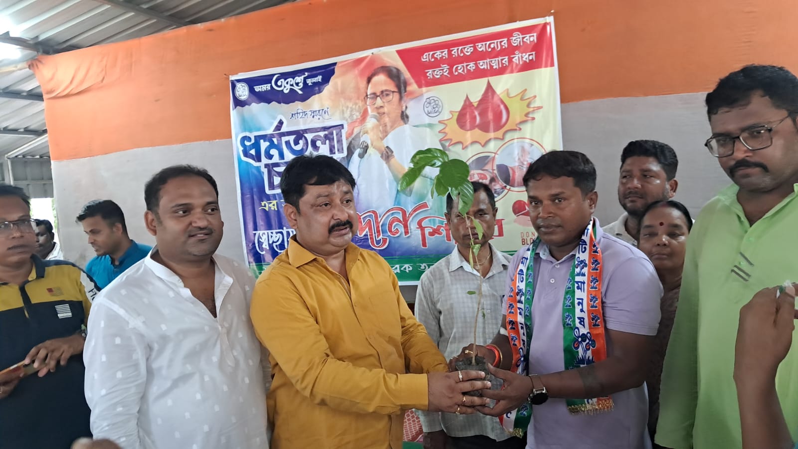 তৃণমূল কংগ্রেসের উদ্যোগে স্বেচ্ছায় রক্তদান শিবির হলো মেমারিতে তৃণমূল কংগ্রেসের উদ্যোগে স্বেচ্ছায় রক্তদান শিবির হলো মেমারিতে