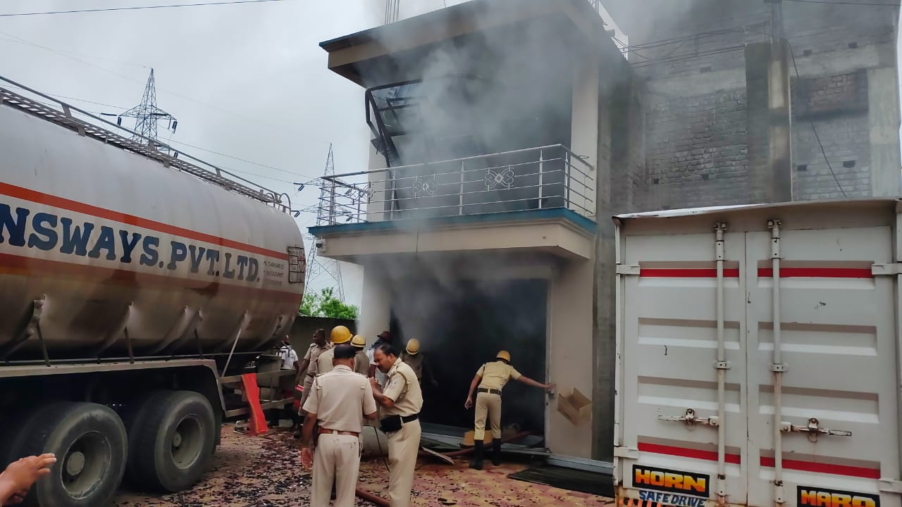 সাত সকালে রায় ট্রেডার্স এর গোডাউনে আগুন সাত সকালে রায় ট্রেডার্স এর গোডাউনে আগুন