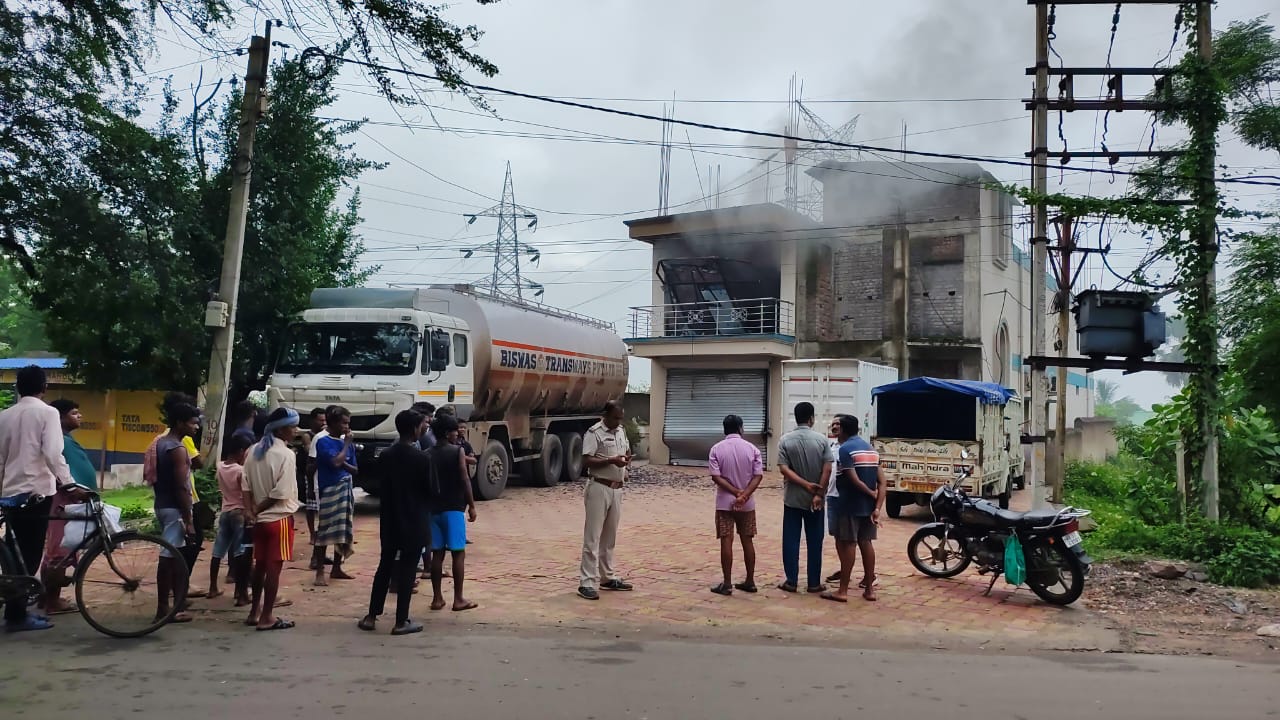 আল্লাডি মোড়ে গোডাউনে ভয়াবহ অগ্নিকাণ্ড, মেয়াদোত্তীর্ণ পণ্য নিয়ে উঠছে প্রশ্ন আল্লাডি মোড়ে গোডাউনে ভয়াবহ অগ্নিকাণ্ড, মেয়াদোত্তীর্ণ পণ্য নিয়ে উঠছে প্রশ্ন