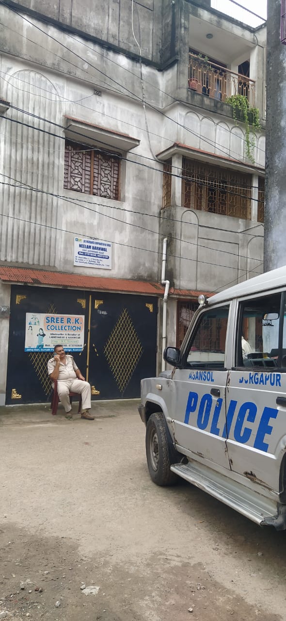 আসানসোলে রহস্যের আঁধার, বৃদ্ধার মৃত্যু,ছেলে গুরুতর আহত, পোষা কুকুরের মৃত্যুতে স্তম্ভিত পুলিশ আসানসোলে রহস্যের আঁধার, বৃদ্ধার মৃত্যু,ছেলে গুরুতর আহত, পোষা কুকুরের মৃত্যুতে স্তম্ভিত পুলিশ