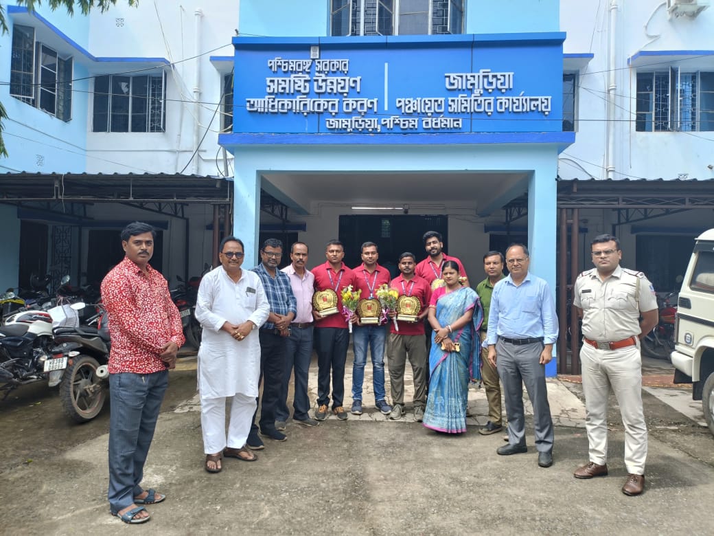 জেলা প্রশাসনের পাশাপাশি উদ্ধারকারী দলের সদস্যদের সম্বর্ধনা দিল জামুড়িয়া ব্লক সমিতি