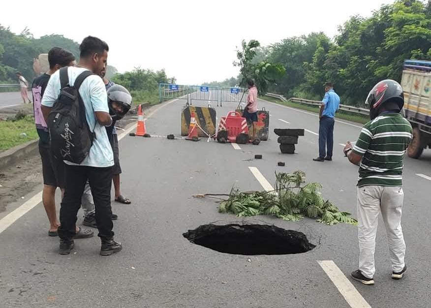 আসানসোলে জাতীয় সড়কে ধস, দুর্ঘটনার আশঙ্কা আসানসোলে জাতীয় সড়কে ধস, দুর্ঘটনার আশঙ্কা