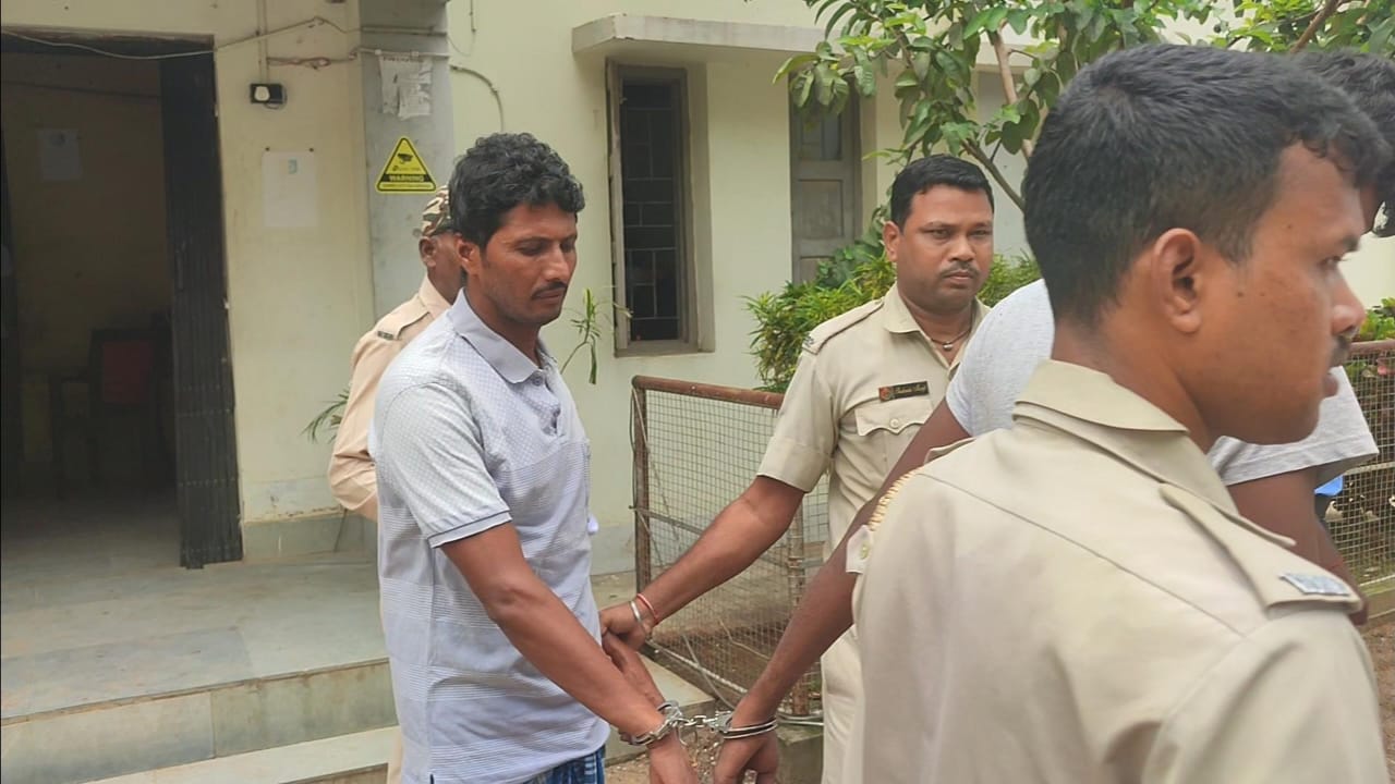 লাভপুরে হাতিয়া গ্রামে বোমা বিস্ফোরণের ঘটনায় মূল অভিযুক্তকে বাঁকুড়া থেকে গ্রেফতার করলো লাভপুর থানার পুলিশ