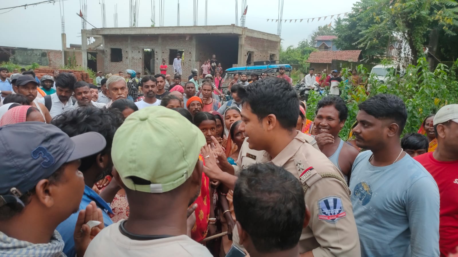 বিদ্যুৎ বিভ্রাটের কারনে শিরীষবেড়িয়ায় পথ অবরোধ করে বিক্ষোভ দেখাল ক্ষুব্ধ বরাভূই গ্রামবাসী বিদ্যুৎ বিভ্রাটের কারনে শিরীষবেড়িয়ায় পথ অবরোধ করে বিক্ষোভ দেখাল ক্ষুব্ধ বরাভূই গ্রামবাসী