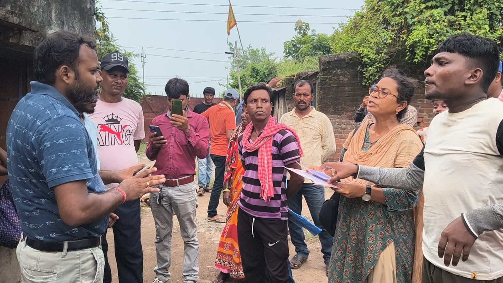 সিলিকোসিস রোগীর ক্ষতিপূরনের দাবিতে কারখানা গেটের সামনে বিক্ষোভে পরিবারের সদস্যরা সিলিকোসিস রোগীর ক্ষতিপূরনের দাবিতে কারখানা গেটের সামনে বিক্ষোভে পরিবারের সদস্যরা