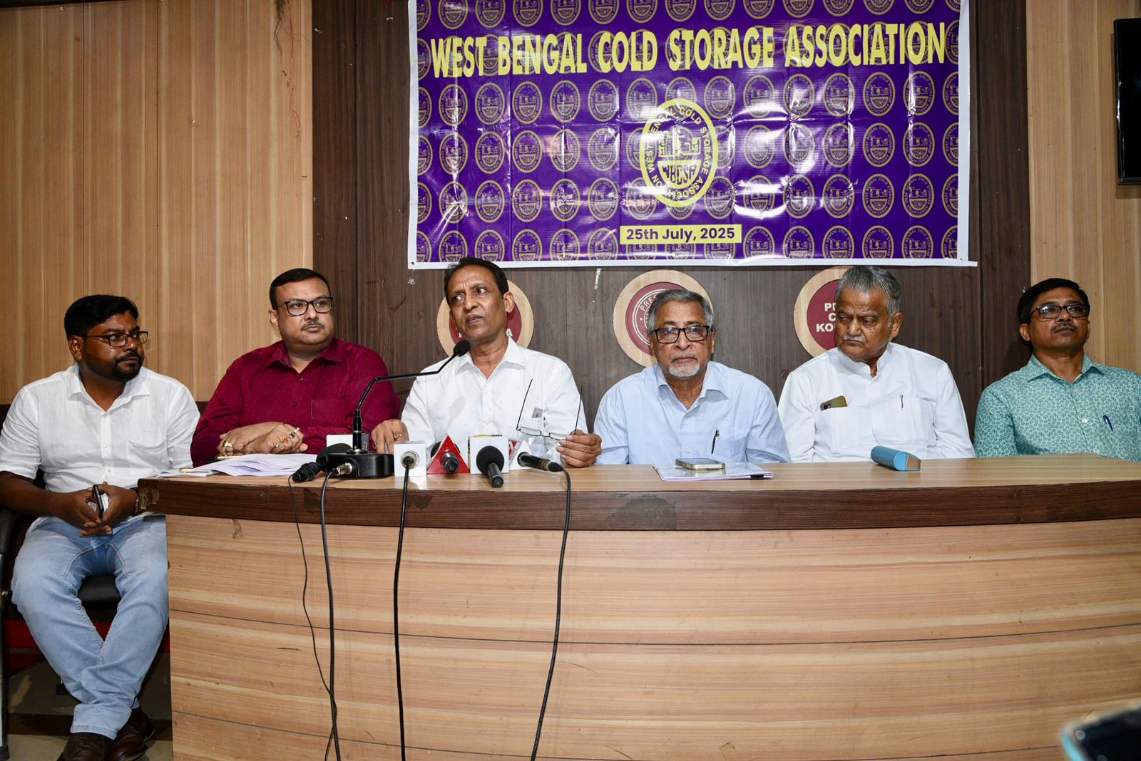 পশ্চিমবঙ্গ কোল্ড স্টোরেজ অ্যাসোসিয়েশন আলুর বাজার মূল্য এবং কৃষক ও কোল্ড স্টোরেজ শিল্পের ক্ষতি নিয়ে উদ্বেগ প্রকাশ করছে পশ্চিমবঙ্গ কোল্ড স্টোরেজ অ্যাসোসিয়েশন আলুর বাজার মূল্য এবং কৃষক ও কোল্ড স্টোরেজ শিল্পের ক্ষতি নিয়ে উদ্বেগ প্রকাশ করছে