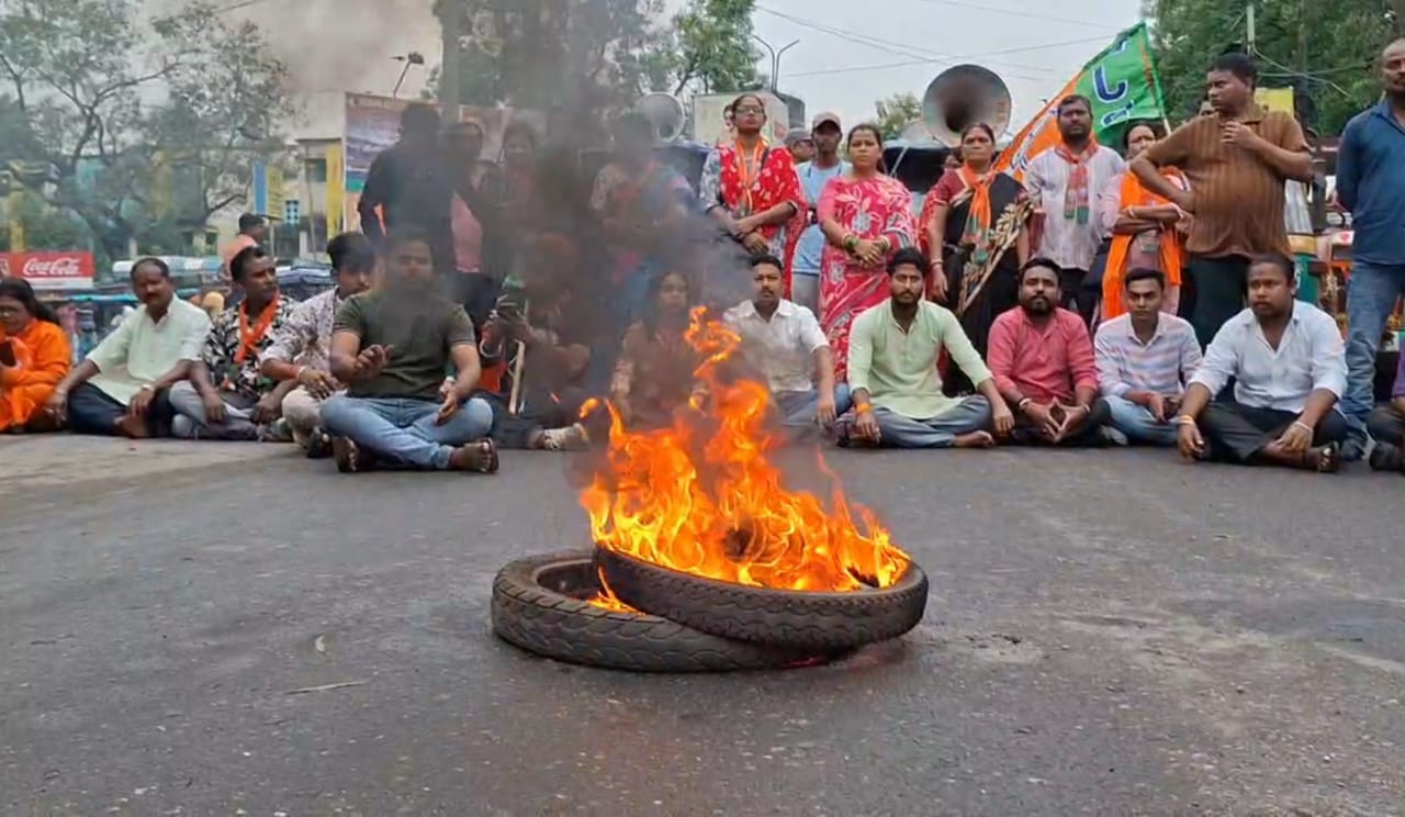 দলীয় বিধায়িকার প্রতি অশালীন মন্তব্য, ক্ষুব্ধ বিজেপি কর্মীদের রাস্তা অবরোধ দলীয় বিধায়িকার প্রতি অশালীন মন্তব্য, ক্ষুব্ধ বিজেপি কর্মীদের রাস্তা অবরোধ