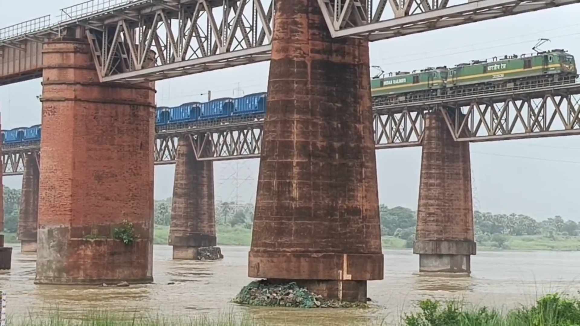 দামোদর নদীর উপর রেল সেতুর ভগ্নদশা যে কোন মুহূর্তে বড় দূর্ঘটনার আশঙ্কা দামোদর নদীর উপর রেল সেতুর ভগ্নদশা যে কোন মুহূর্তে বড় দূর্ঘটনার আশঙ্কা