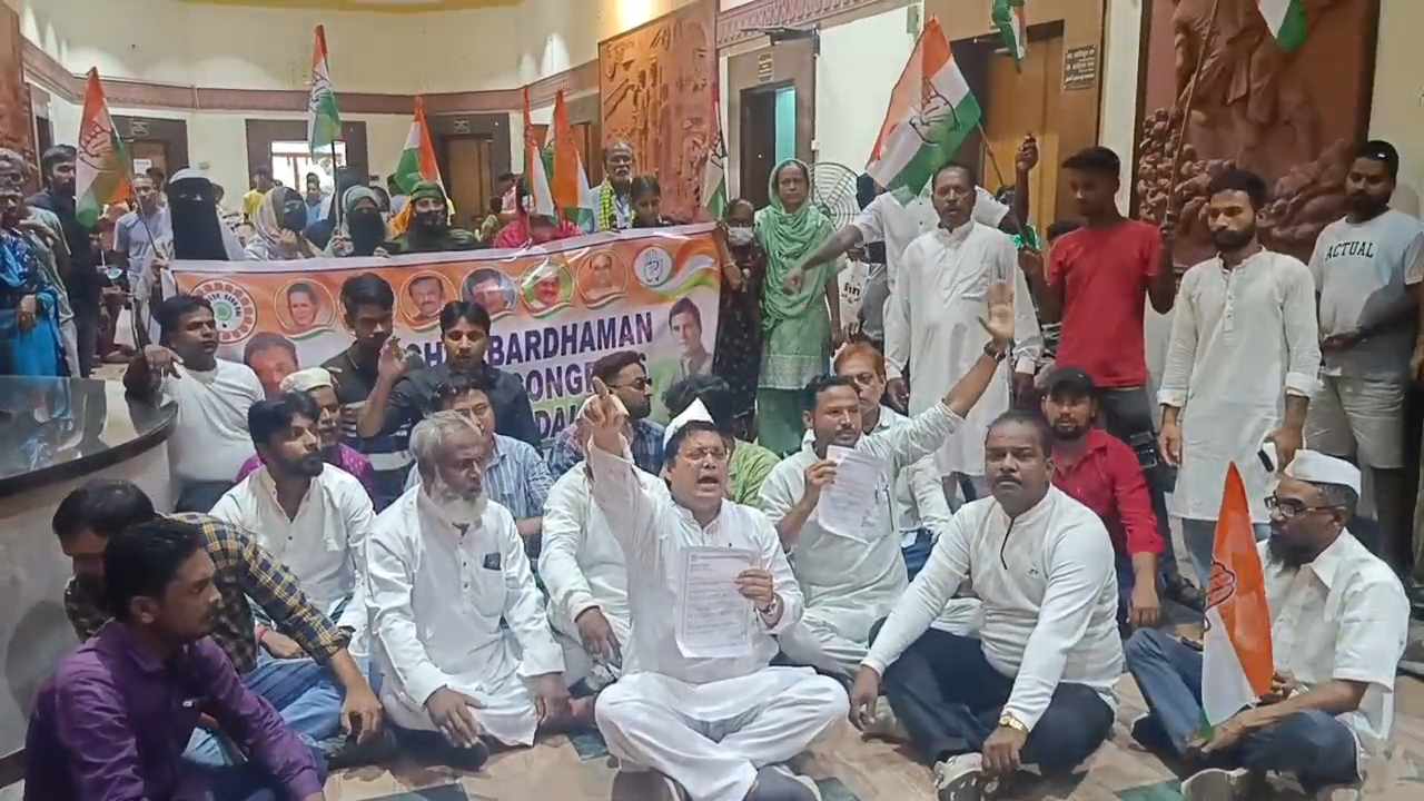 বিভিন্ন দাবি নিয়ে জেলা কংগ্রেসের সেবা দলের বিক্ষোভ বিভিন্ন দাবি নিয়ে জেলা কংগ্রেসের সেবা দলের বিক্ষোভ