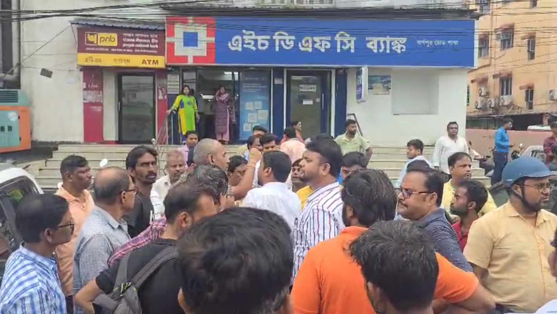 ব্যাংকের সামনে গাড়ী পার্কিং নিয়ে উত্তেজনা, আহত ব্যাংক কর্মী