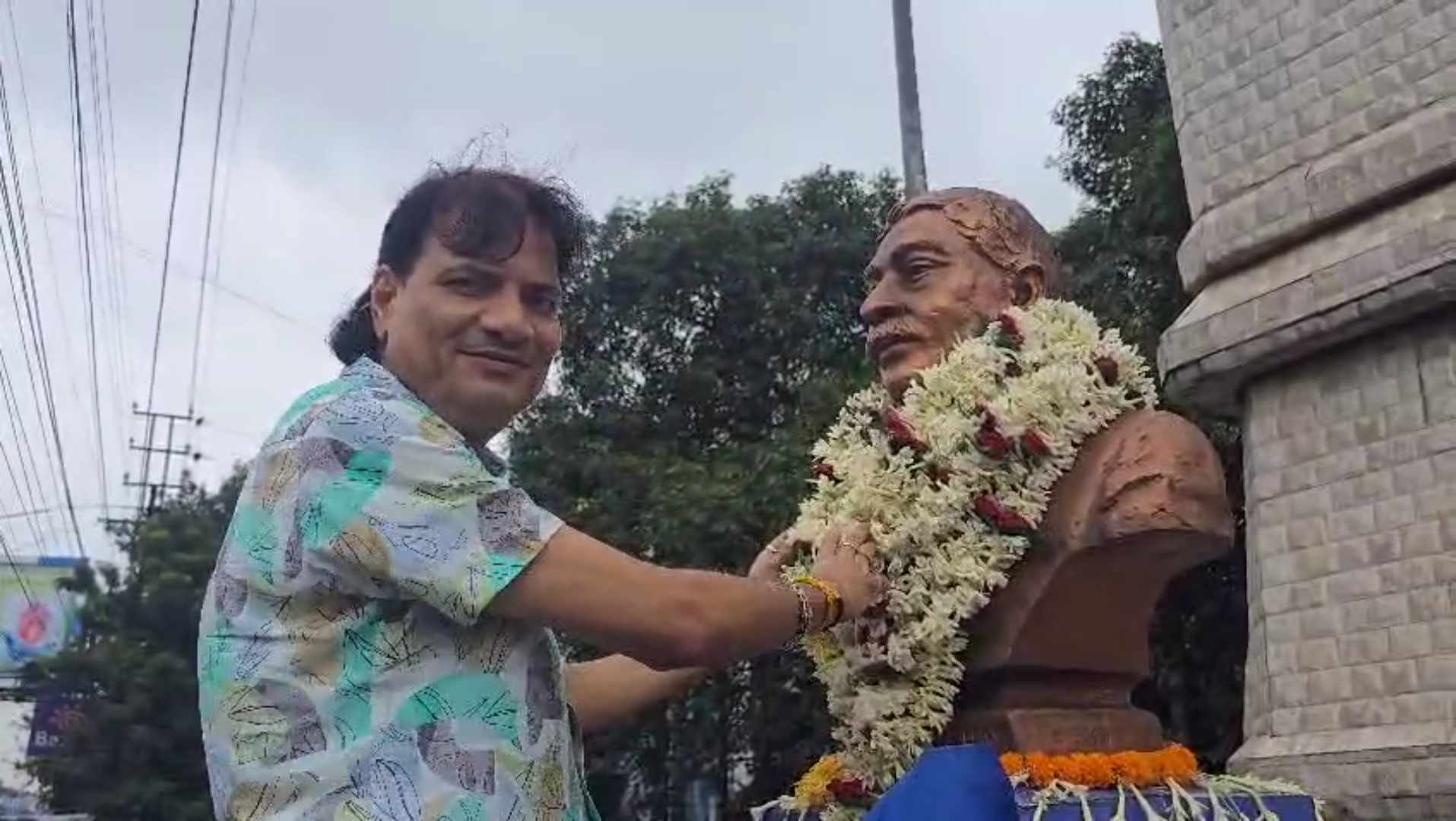 মুন্সী প্রেমচাঁদের জন্মবার্ষিকী উপলক্ষে তার প্রতিমূর্তিতে মাল্যদান করলেন মেয়র