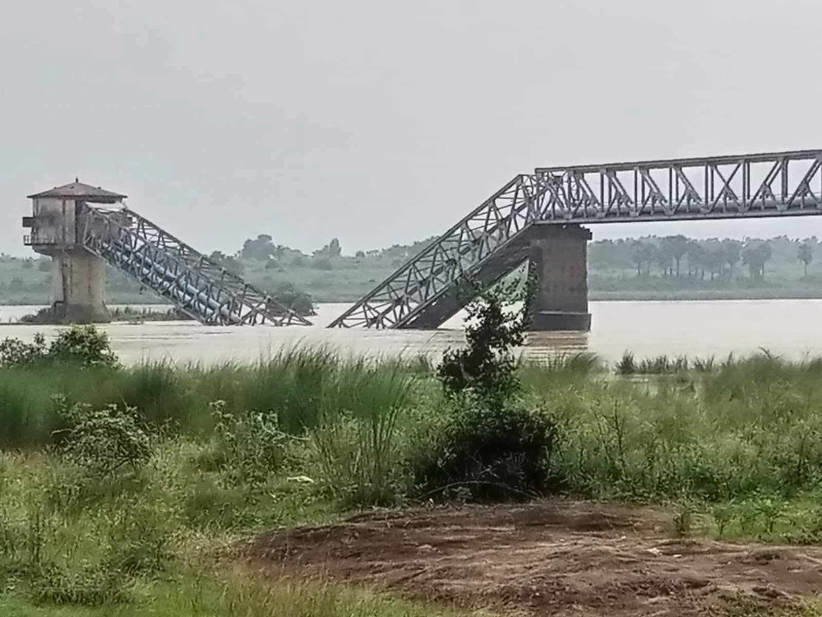 ভেঙে পড়ল পানীয় জল সরবরাহের পাইপলাইন, আতঙ্কিত এলাকাবাসী ভেঙে পড়ল পানীয় জল সরবরাহের পাইপলাইন, আতঙ্কিত এলাকাবাসী
