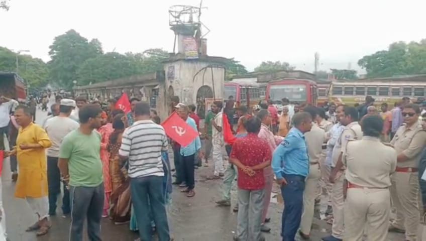 শ্রমিক সংগঠনের ডাকা ধর্মঘট, আসানসোল সিটি বাসস্ট্যান্ডে উত্তেজনা শ্রমিক সংগঠনের ডাকা ধর্মঘট, আসানসোল সিটি বাসস্ট্যান্ডে উত্তেজনা