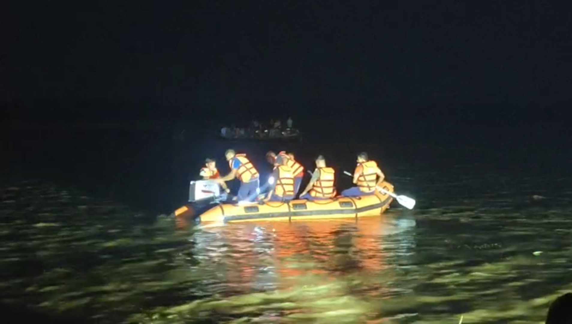 অজয়ে নৌকাডুবির হাহাকার অজয়ে নৌকাডুবির হাহাকার