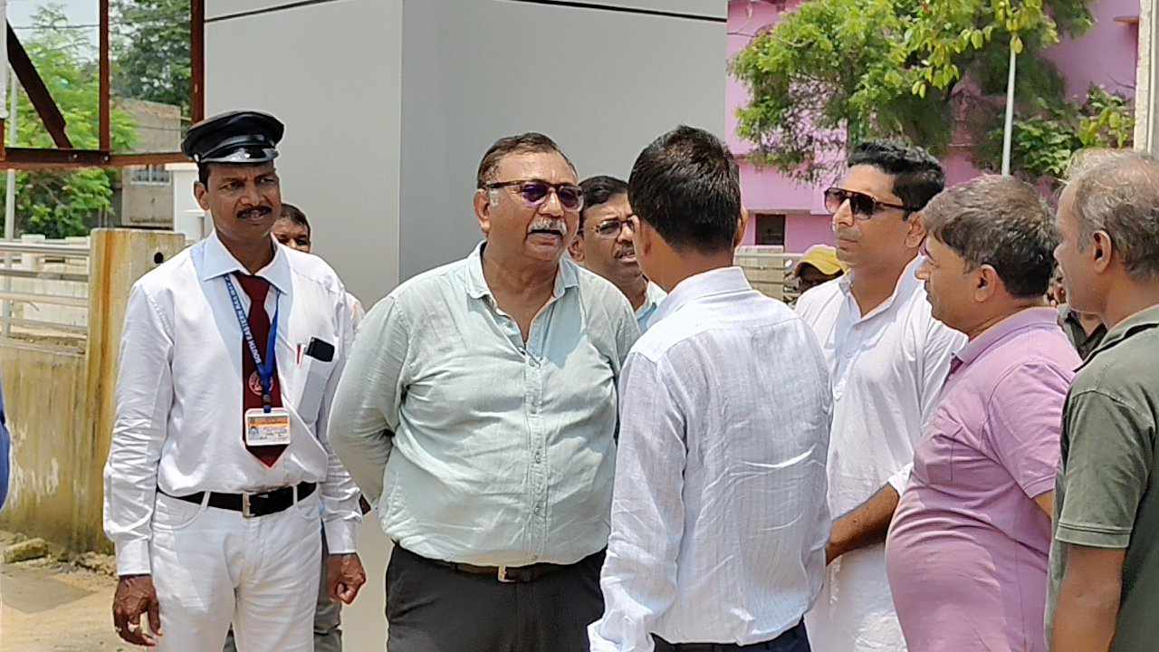 অমৃত ভারত স্টেশন এর পরিকাঠামো খতিয়ে দেখতে পৌঁছালেন এজিএম সৌমিত্র মজুমদার অমৃত ভারত স্টেশন এর পরিকাঠামো খতিয়ে দেখতে পৌঁছালেন এজিএম সৌমিত্র মজুমদার