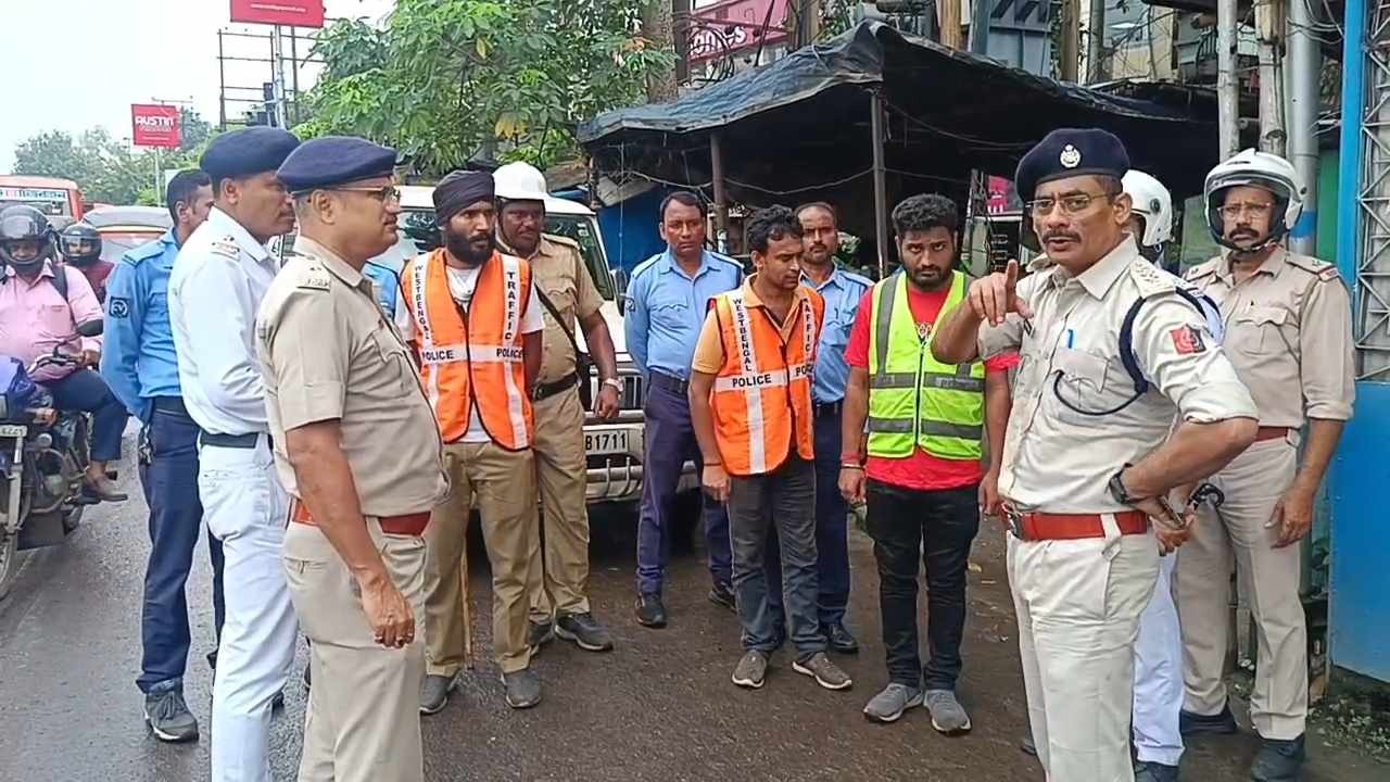 জিটি রোডের উপর বাস, গাড়ী ও হকারদের বিরুদ্ধে ট্রাফিক দপ্তরের হানা