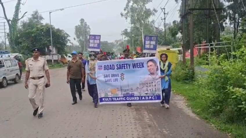কুলটি ট্রাফিক গার্ড পুলিশের পক্ষ থেকে পথ নিরাপত্তা সপ্তাহ পালন কুলটি ট্রাফিক গার্ড পুলিশের পক্ষ থেকে পথ নিরাপত্তা সপ্তাহ পালন