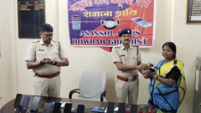 ২৭ টা মোবাইল ফোন উদ্ধার করে গ্রাহকদের ফেরত দিল জিআরপি ২৭ টা মোবাইল ফোন উদ্ধার করে গ্রাহকদের ফেরত দিল জিআরপি