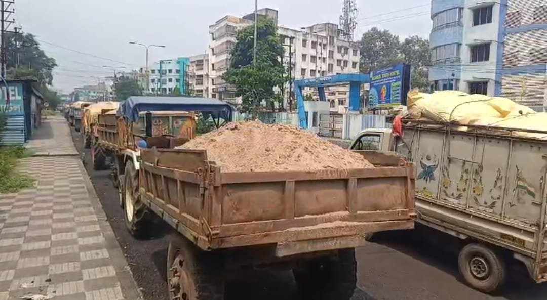 অবৈধ বালু বোঝাই ট্রাক্টর আটক অবৈধ বালু বোঝাই ট্রাক্টর আটক