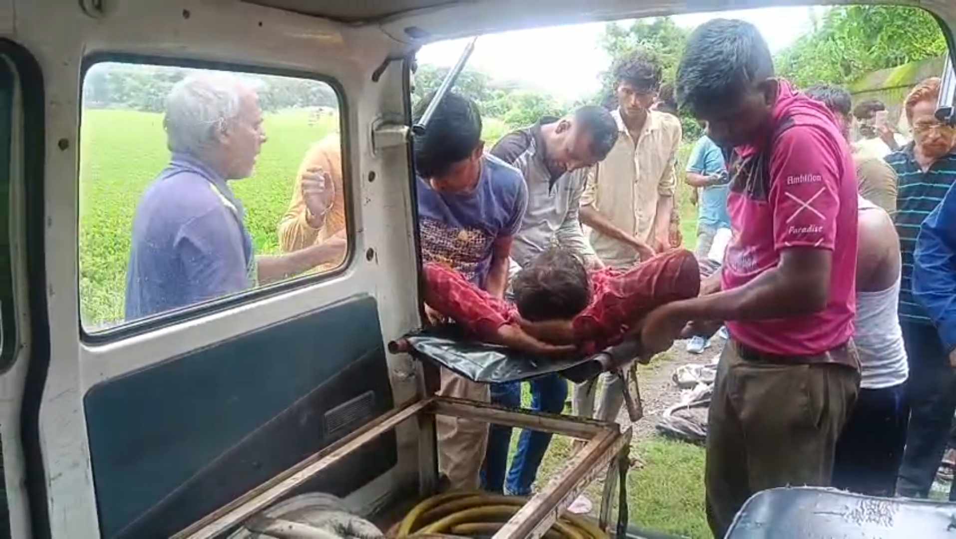 আর পি এফের তাড়া খেয়ে পালাতে গিয়ে হকারের পা কেটে যাওয়ার অভিযোগ আর পি এফের তাড়া খেয়ে পালাতে গিয়ে হকারের পা কেটে যাওয়ার অভিযোগ