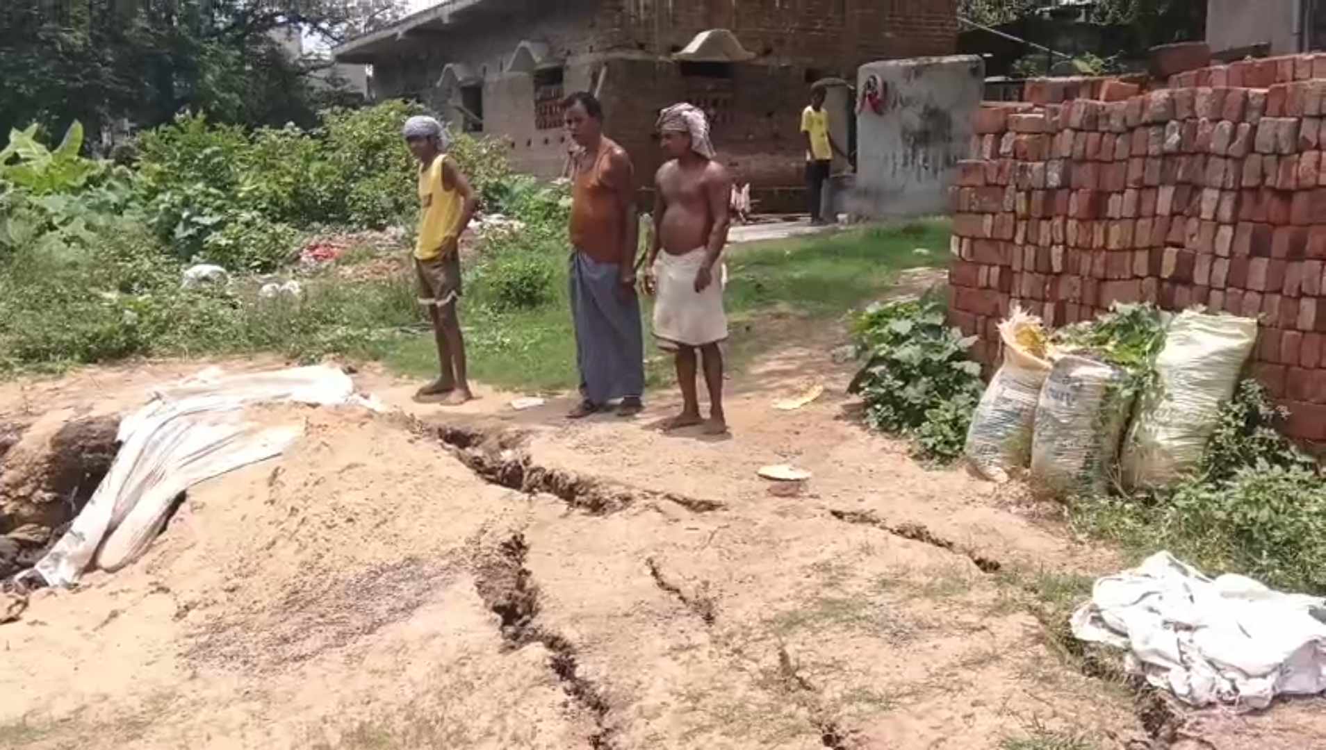আসানসোলে ভূমিধসের পর ভয়াবহ বিস্ফোরণ, মাটি ফেটে যাওয়ায় আতঙ্কে কালীপাহাড়ির মানুষ আসানসোলে ভূমিধসের পর ভয়াবহ বিস্ফোরণ, মাটি ফেটে যাওয়ায় আতঙ্কে কালীপাহাড়ির মানুষ