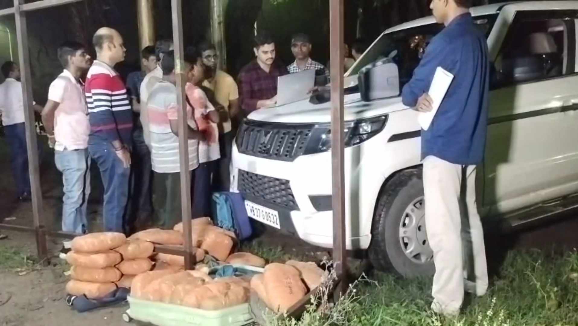 ৪২ কেজি গাঁজা উদ্ধার, আটক তিন ৪২ কেজি গাঁজা উদ্ধার, আটক তিন