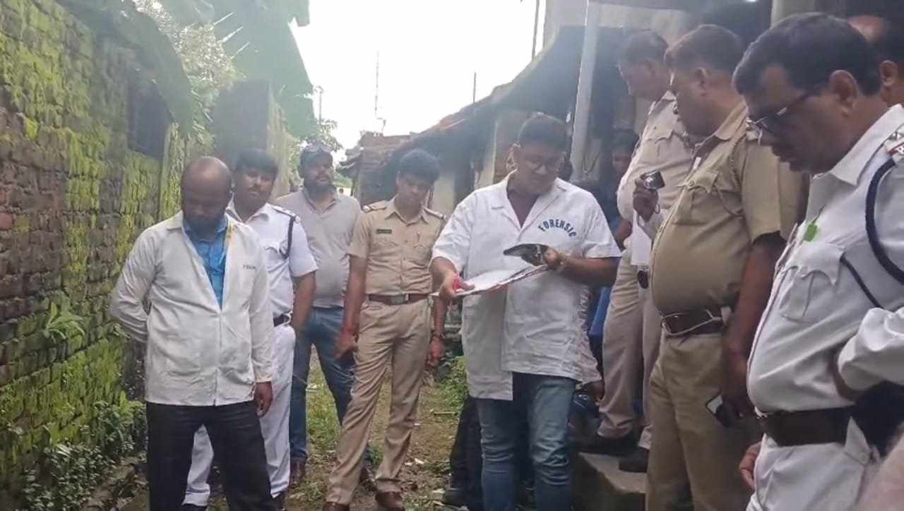 নিয়ামতপুরে যুবতী খুনের রহস্য: ফরেনসিক দলের নমুনা সংগ্রহ নিয়ামতপুরে যুবতী খুনের রহস্য: ফরেনসিক দলের নমুনা সংগ্রহ