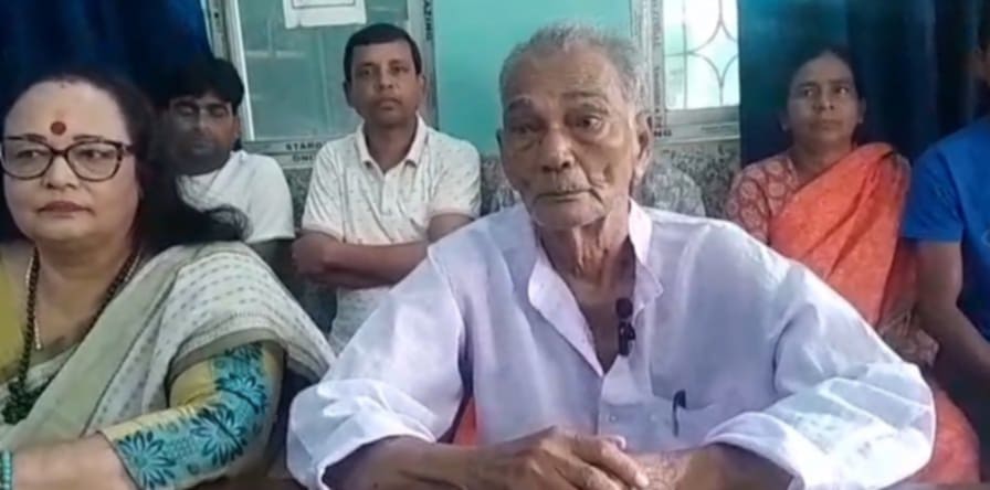 চুরুলিয়া নজরুল একাডেমি ঐতিহ্য রক্ষায় গ্রামবাসীর প্রতিবাদ চুরুলিয়া নজরুল একাডেমি ঐতিহ্য রক্ষায় গ্রামবাসীর প্রতিবাদ