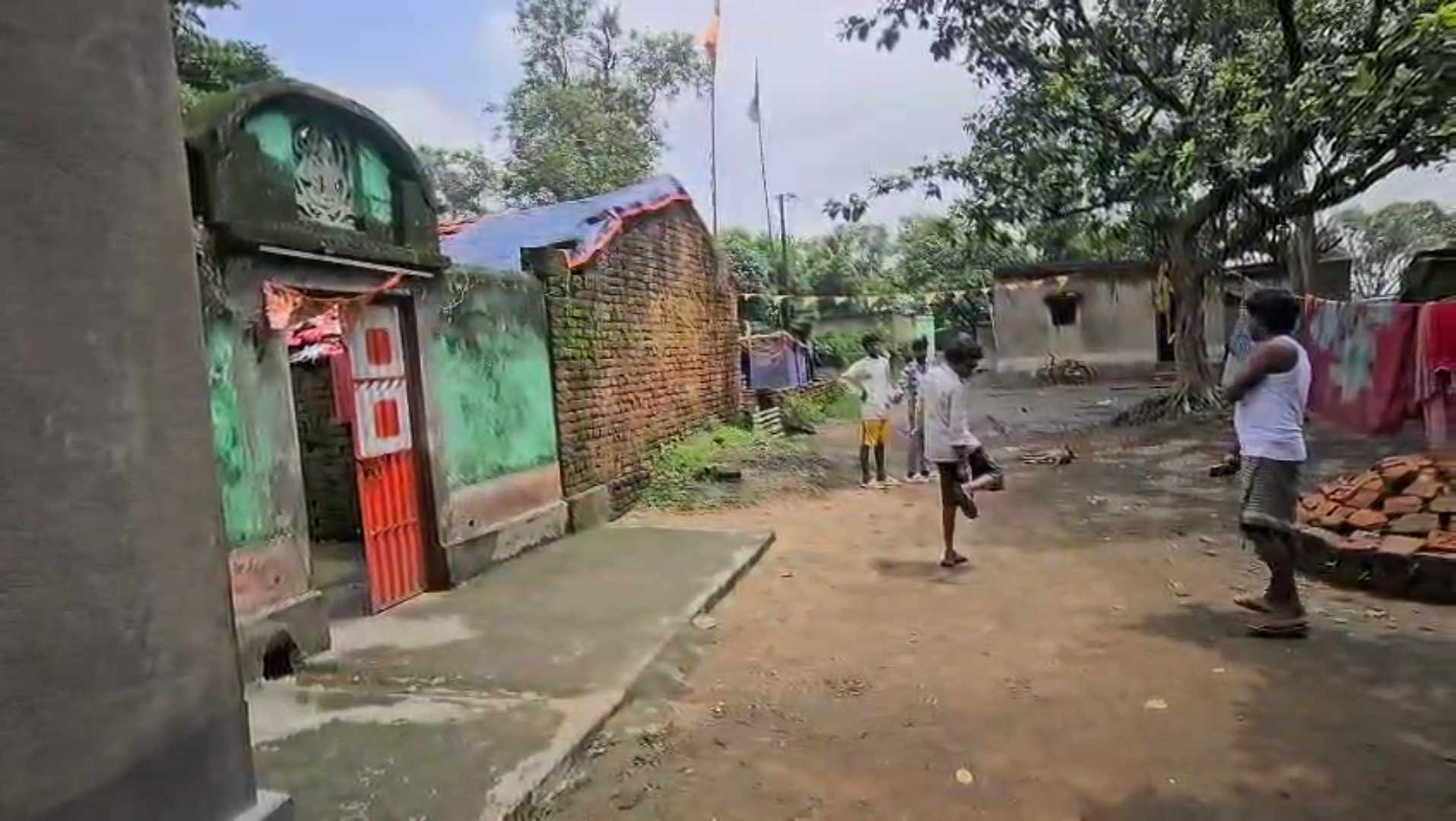 রানীগঞ্জে ভয়াবহ ধস, রেললাইনের ২০০ মিটার দূরে কয়লা খনির বিস্তীর্ণ এলাকা জুড়ে ধ্বস, আতঙ্কে স্থানীয়রা রানীগঞ্জে ভয়াবহ ধস, রেললাইনের ২০০ মিটার দূরে কয়লা খনির বিস্তীর্ণ এলাকা জুড়ে ধ্বস, আতঙ্কে স্থানীয়রা