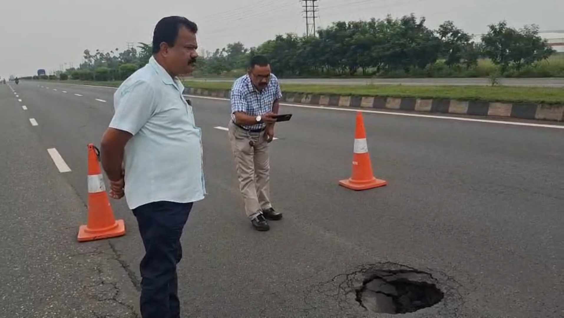 জাতীয় সড়কে আবার ধস, এথোড়া মোড়ে রাস্তার উপর গর্ত জাতীয় সড়কে আবার ধস, এথোড়া মোড়ে রাস্তার উপর গর্ত