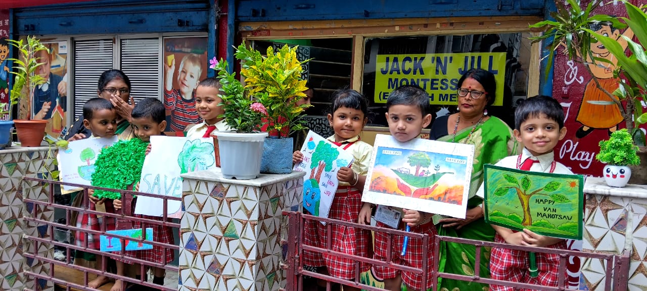 বৃক্ষরোপণ উৎসব পালন করল বিদ্যালয়ের ক্ষুদে শিক্ষার্থীরা বৃক্ষরোপণ উৎসব পালন করল বিদ্যালয়ের ক্ষুদে শিক্ষার্থীরা