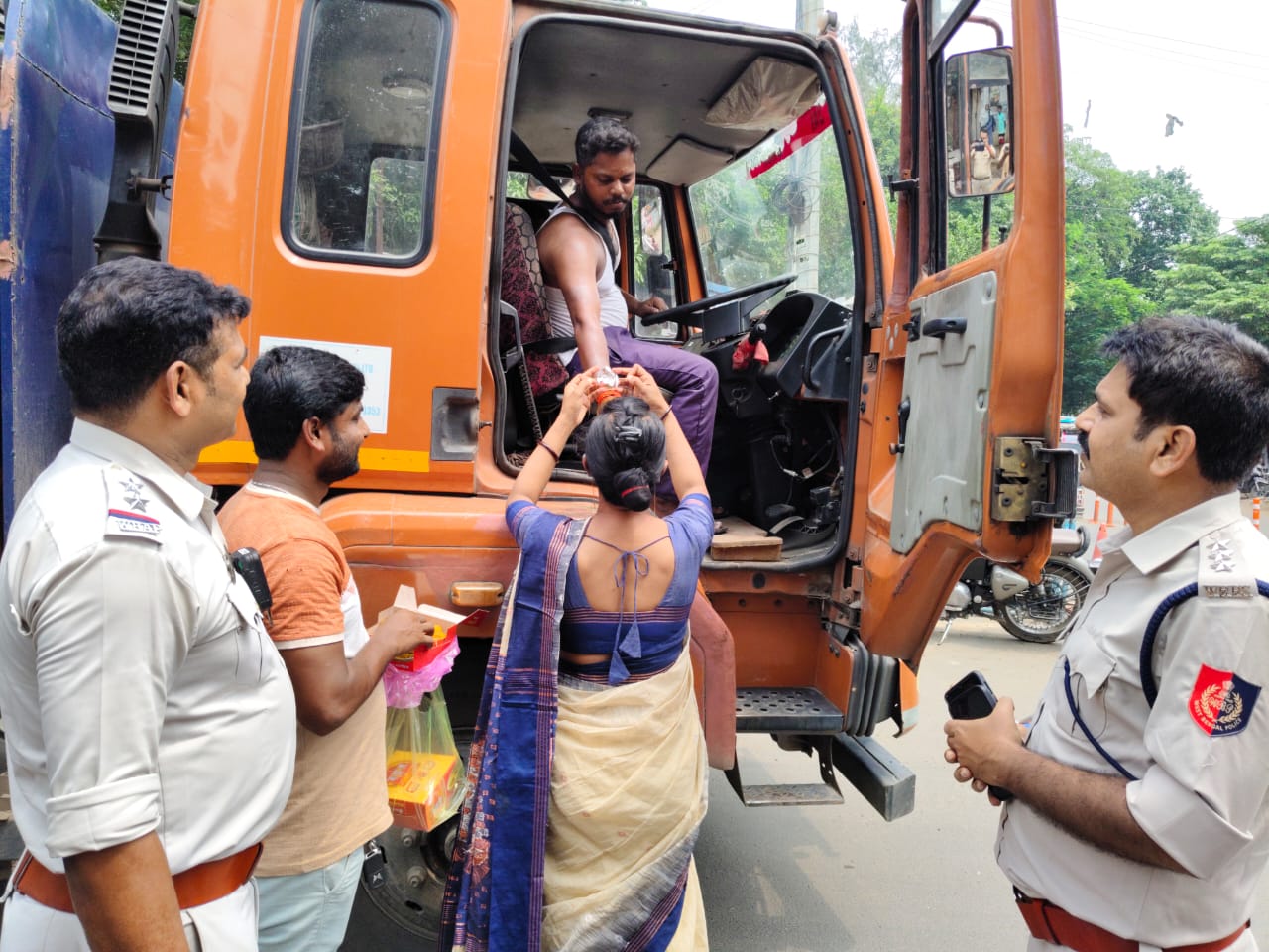 গুসকরায় পালিত হলো রাখি বন্ধন উৎসব গুসকরায় পালিত হলো রাখি বন্ধন উৎসব