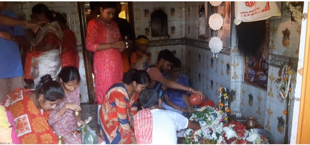 শ্রাবন মাসের শেষ সোমবার উপলক্ষে ভক্তের ঢল বাবা কুমুদেশ্বর শিব মন্দিরে শ্রাবন মাসের শেষ সোমবার উপলক্ষে ভক্তের ঢল বাবা কুমুদেশ্বর শিব মন্দিরে