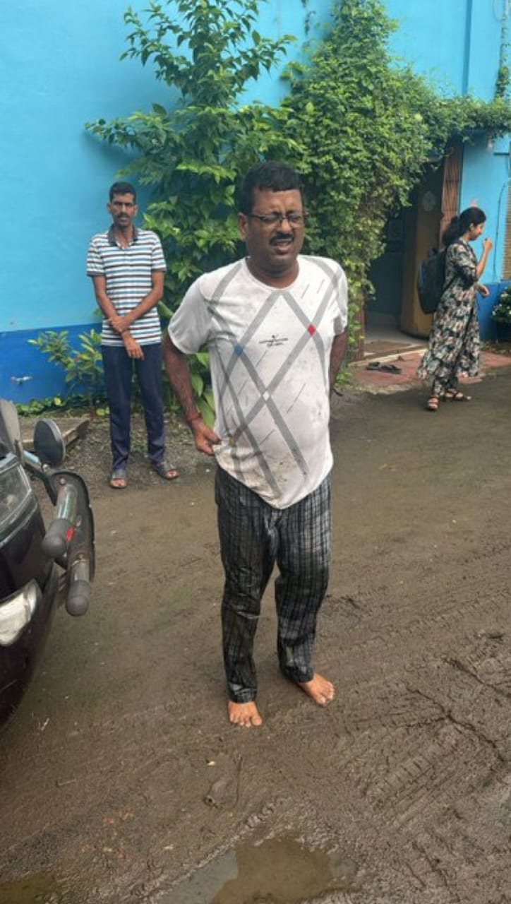 সকাল-সকাল চাঞ্চল্য মুর্শিদাবাদে, বিধায়ক জীবনকৃষ্ণ সাহার বাড়িতে ইডি হানা, কী দানা বাঁধছে? সকাল-সকাল চাঞ্চল্য মুর্শিদাবাদে, বিধায়ক জীবনকৃষ্ণ সাহার বাড়িতে ইডি হানা, কী দানা বাঁধছে?