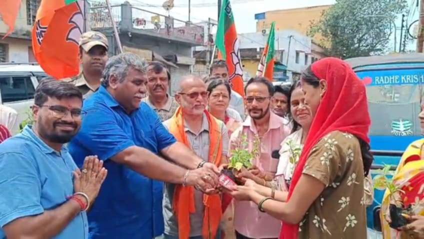 বিজেপির পক্ষ থেকে তুলসী চারা ও হনুমান চালিসা বিতরণ বিজেপির পক্ষ থেকে তুলসী চারা ও হনুমান চালিসা বিতরণ