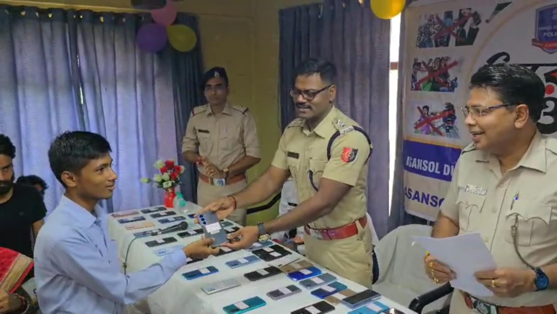 আসানসোল দক্ষিণ থানার সাফল্য, চুরি যাওয়া ৬০ টা ফোন গ্রাহকদের হাতে তুলে পুলিশ আসানসোল দক্ষিণ থানার সাফল্য, চুরি যাওয়া ৬০ টা ফোন গ্রাহকদের হাতে তুলে পুলিশ