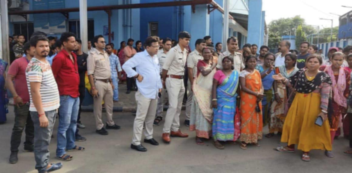 আদিবাসী যুবকের মৃতু ঘিরে জেলা হাসপাতালে উত্তেজনা, ক্ষতিপূরণের দাবিতে সাত ঘন্টা ধরে বিক্ষোভ