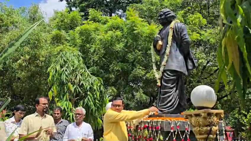 কবি নজরুল ইসলামের প্রয়ান দিবসে আসানসোল পৌরনিগমের পক্ষ থেকে শ্রদ্ধা জানানো হয় কবি নজরুল ইসলামের প্রয়ান দিবসে আসানসোল পৌরনিগমের পক্ষ থেকে শ্রদ্ধা জানানো হয়