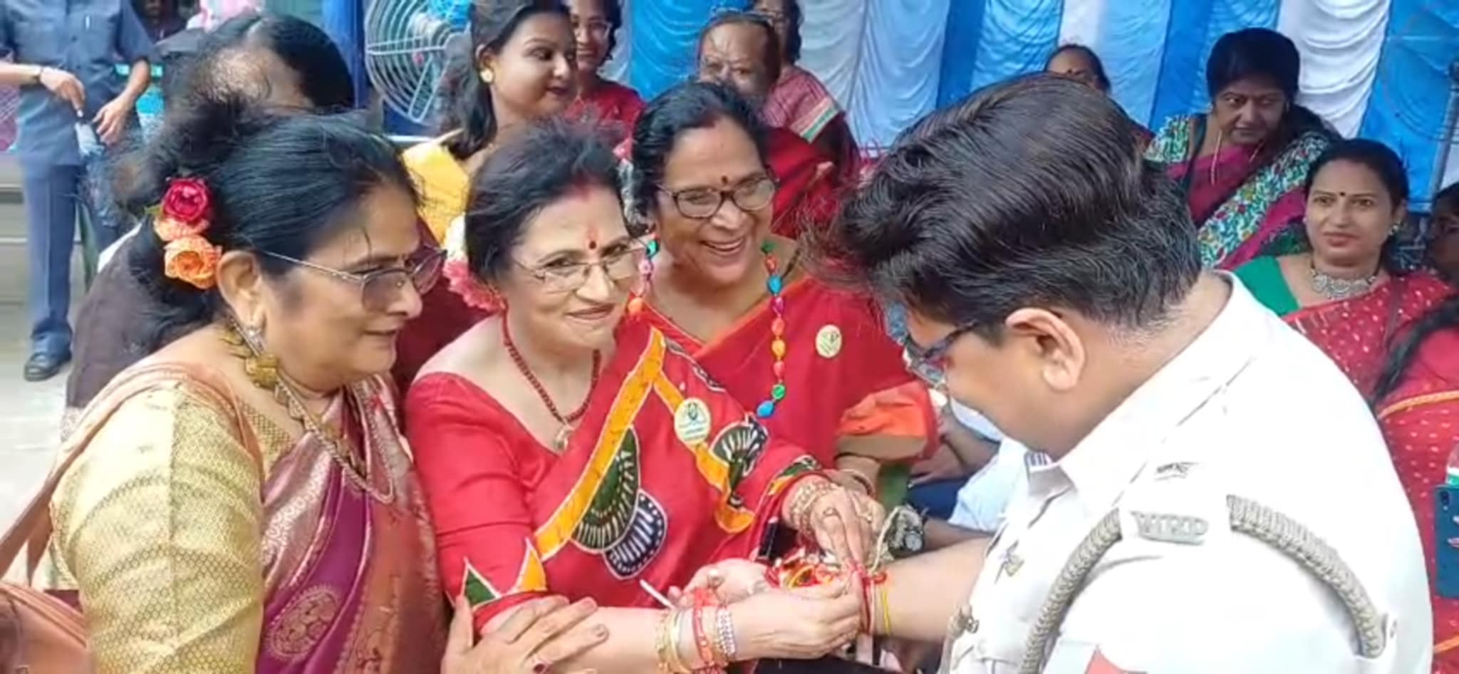 মহিলা সহযোগীদের সঙ্গে নিয়ে রাখি উৎসবে সুদেষ্ণা ঘটক মহিলা সহযোগীদের সঙ্গে নিয়ে রাখি উৎসবে সুদেষ্ণা ঘটক