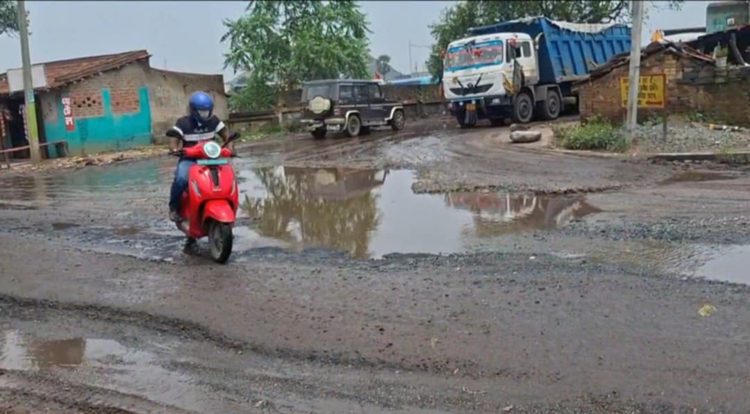 বেহাল রাস্তা, ক্ষুব্ধ এলাকাবাসী থেকে নিত্য যাত্রী বেহাল রাস্তা, ক্ষুব্ধ এলাকাবাসী থেকে নিত্য যাত্রী