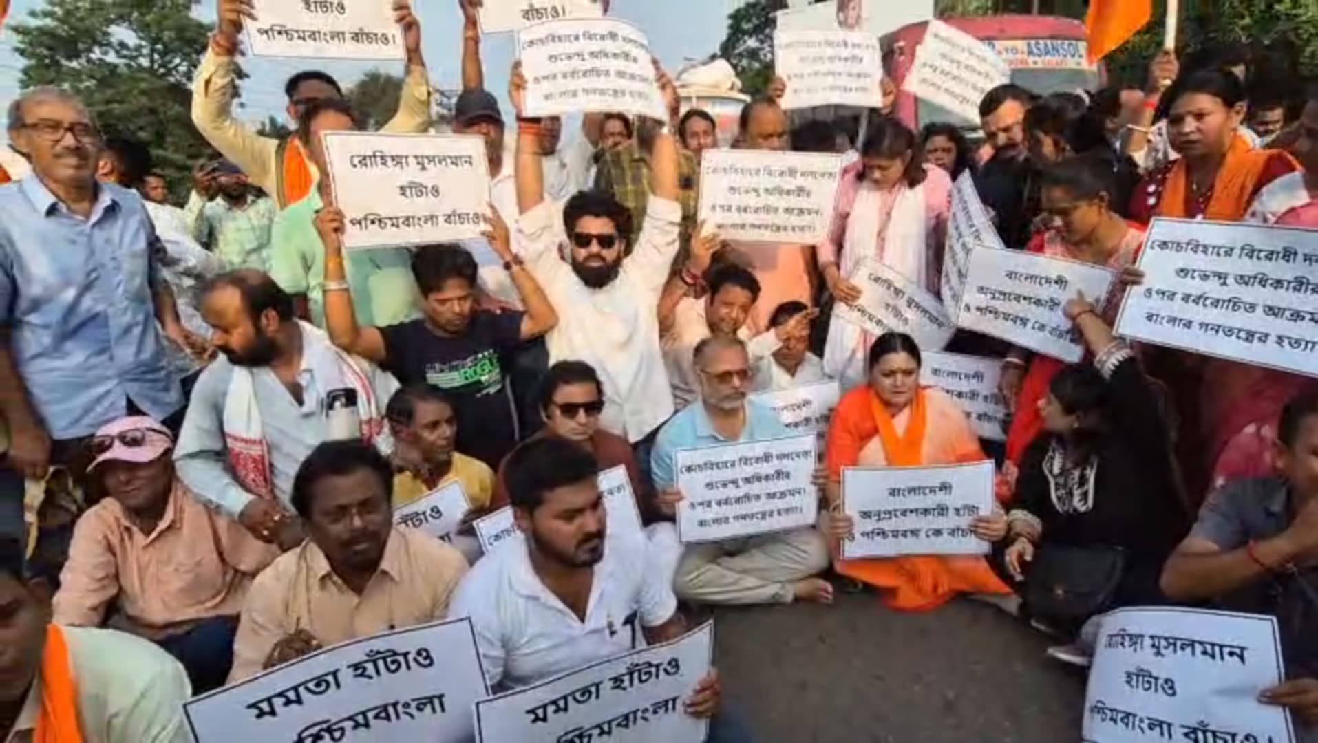 শুভেন্দু অধিকারীর উপর আক্রমণের প্রতিবাদে বিজেপির রাস্তা অবরোধ শুভেন্দু অধিকারীর উপর আক্রমণের প্রতিবাদে বিজেপির রাস্তা অবরোধ