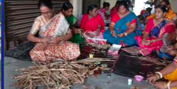 Women from a self-help group made eco-friendly Rakhi using kachuripana Women from a self-help group made eco-friendly Rakhi using kachuripana