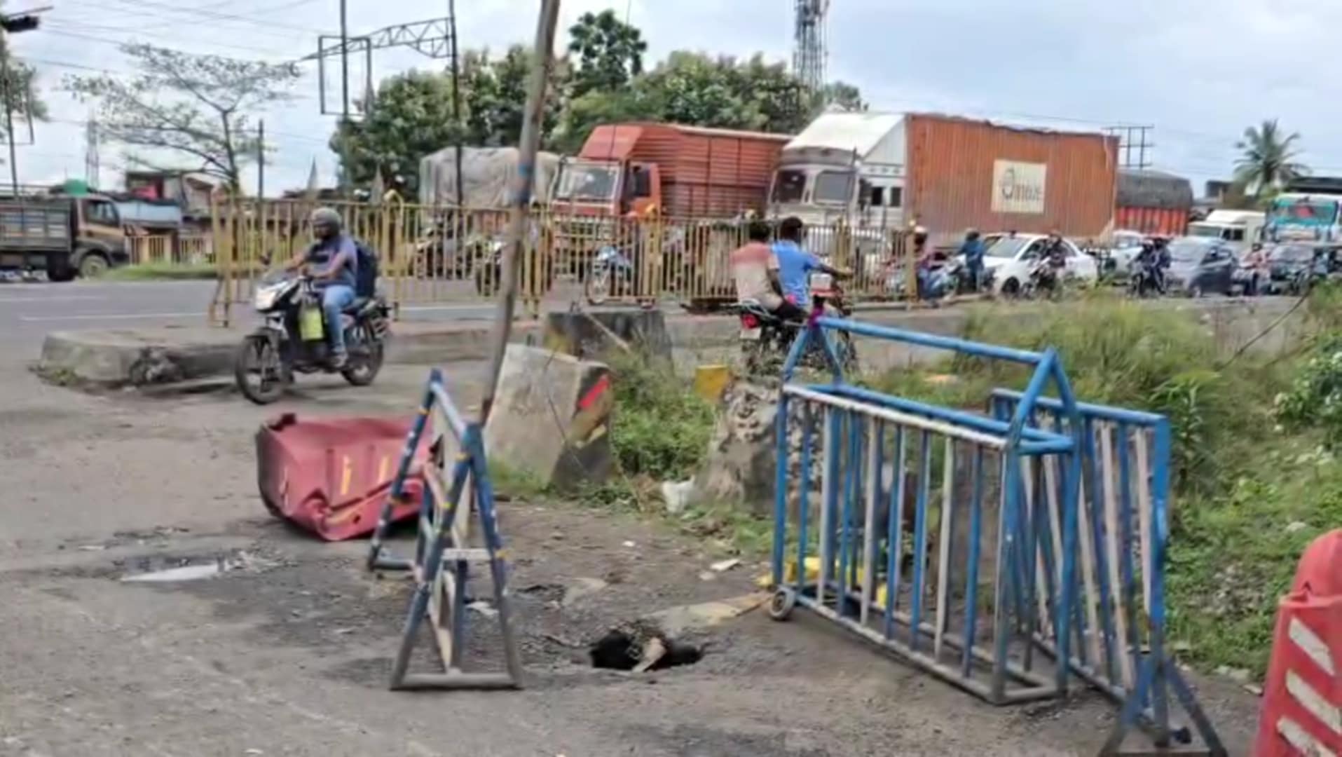 ফের জাতীয় সড়কে ধস – এলাকায় আতঙ্ক ফের জাতীয় সড়কে ধস – এলাকায় আতঙ্ক