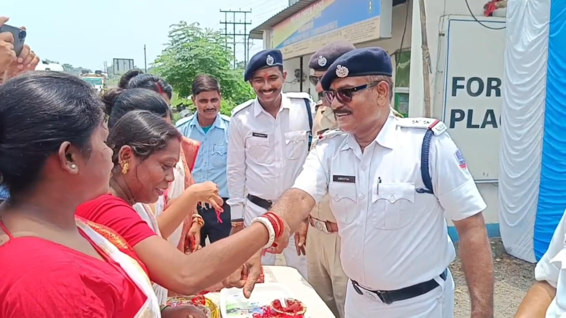 উত্তর থানার ট্রাফিক গার্ডের উদ্যোগে পালিত হলো রাখি বন্ধন উৎসব উত্তর থানার ট্রাফিক গার্ডের উদ্যোগে পালিত হলো রাখি বন্ধন উৎসব