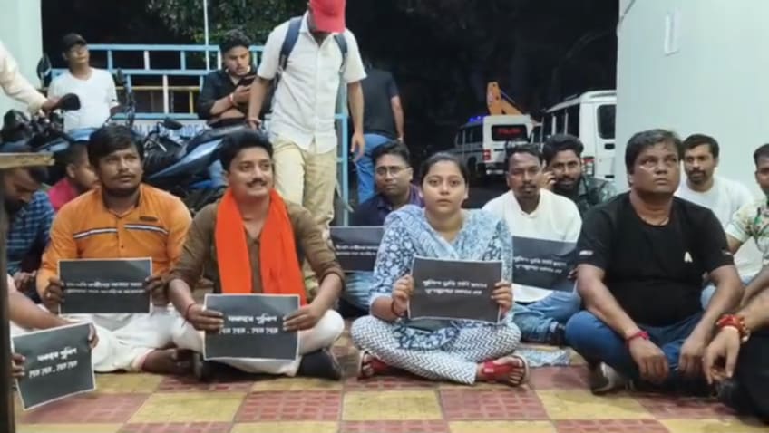 বিজেপি যুব মোর্চার সাধারণ সম্পাদক সহ আরো ১ জনকে আটক করার প্রতিবাদে অবস্থান বিক্ষোভ