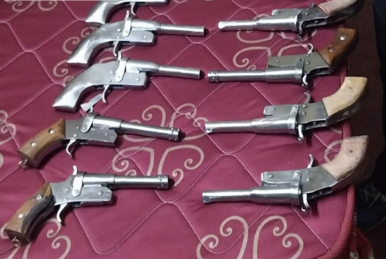 অন্ডালে উদ্ধার বিশাল অস্ত্রভাণ্ডার অন্ডালে উদ্ধার বিশাল অস্ত্রভাণ্ডার