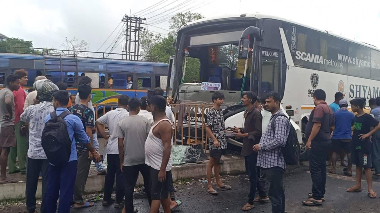 ভলবো বাসের সাথে ট্রাকের সংঘর্ষে চালক সহ আহত ৫ ভলবো বাসের সাথে ট্রাকের সংঘর্ষে চালক সহ আহত ৫